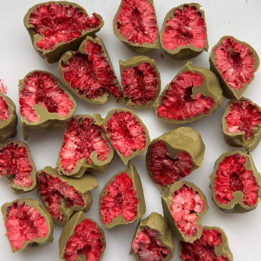 Малина у фісташковому шоколаді